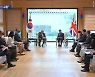 한·영 "백신 교환"..25일부터 100만 회분 순차 도입