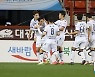 [K리그1 리뷰] '원두재 퇴장' 울산, 리드 지켜내며 포항에 2-1 승..'선두 탈환'