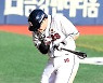 박세혁 '팔에 맞았어' [MK포토]