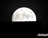 가을비에 촉촉한 추석, 구름 사이로 보름달 보일까