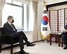 文대통령 또 '백신 외교'..화이자 회장에 "내년 3000만회분 외에 더"
