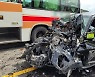 화순 역주행 SUV, 버스·승용차 충돌..17명 부상