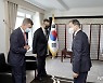참석자들과 인사하는 문 대통령