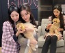 권은비X미연, 비주얼 여신들의 친분..예쁨이 똑닮았네 [리포트:컷]