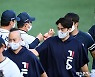 김태형 감독 '선수들과 기쁨 나누며'[포토]