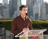 방문 인사말 하는 BTS