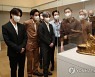 메트로폴리탄 미술관 한국실 관람하는 BTS