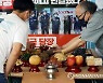 거리 위에서 차례 지내는 비정규직 노동자들