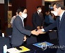지지자와 악수하는 이낙연 후보