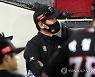kt 이강철 감독, 경기 중 KIA 코치진에 항의..험악한 분위기