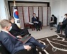 화이자 회장 접견하는 문재인 대통령