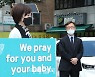 [포토]낙태 반대, '부인 이소연씨 1인 시위 바라보는 최재형'