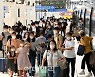 1차 접종률 70% 넘었는데도 확진자 줄지 않는 이유는?