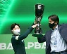 트로피 들어올리는 김세연