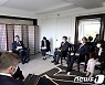 문재인 대통령, 화이자 CEO 만나 백신 추가구매 논의