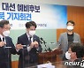 '취재진과 대화 나누는 이낙연'