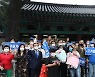 '전주 한옥마을 경기전 앞에서 지지자들과 기념촬영하는 이낙연'
