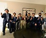 '미얀마 민주주의' 세 손가락 경례하는 민주당 방미단