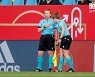 독일 女 대표팀 경기서 부심 심장 이상으로 쓰러져.. 대기심으로 교체