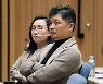 카카오 규제 목소리 커지자..김범수, 석달만에 '최고 부자' 내줬다