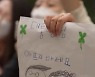 뉴욕 숙소 앞 교민들 "지지해요"..文, 어린이 손 잡으며 '화답'