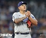 '손수 적시타까지 날렸는데..' 다승 1위, 투수들의 무덤에서 승리 불발 