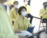 한정애 장관, 추석연휴 재활용폐기물 분리·선별 현장방문