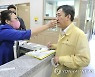 자가진단키트로 검사받는 양성일 1차관