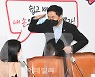 [포토]거수경레 하며 최고위 참석하는 김기현