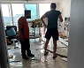 "아기 안고 도망나왔다"..천장 붕괴에 물바다 된 고양 아파트