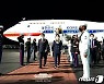 文대통령 '펀치볼 국립묘지' 헌화..한국전 참전용사들에 경의