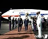 하와이로 날아간 文대통령, '장진호' 국군 유해 직접 모셔..'영웅 예우'