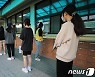 등교하며 코로나 검사 받는 학생들