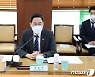 코로나 대응 기업지원 연구현장서 간담회 하는 용홍택 제1차관