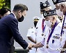 참전용사들과 인사나누는 문대통령