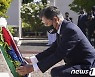 헌화하는 문재인 대통령