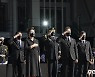 유해 향해 경례하는 문재인 대통령