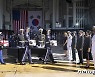 항공기로 운구되는 유해 지켜보는 문재인 대통령