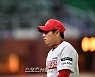 9회초 무사 1,2루 위기 막아낸 김택형 '힘들다'[포토]