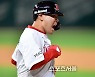 깊숙한 2루수 내야안타로 경기 끝낸 이재원 [포토]