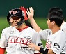 내야안타로 경기 끝낸 이재원, 최정의 축하찰싹 [포토]