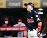 [포토] 손아섭 '삼진 판정에 허탈한 미소'