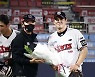 [수원승장]"김재윤, 150, 200S까지 달성 바란다" 이강철 감독 진심어린 축하 전해