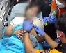 고속도로에서 출산, 숨 쉬지 않는 아기..119구급대원이 살렸다