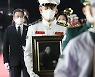 국군 전사자 유해와 함께 이동하는 문 대통령 내외
