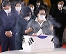 오열하는 유족