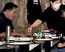 [단독] "집단면역 한계..독감처럼 유행 때만 거리두기 적용"
