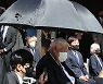 참석자에게 우산 씌워주는 탁현민 비서관