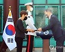 애족장 추서하는 문 대통령