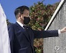 참전용사 이름 만지는 문 대통령